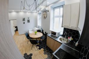 una cucina con tavolo e una sala da pranzo di Apartmani Galea a Sombor