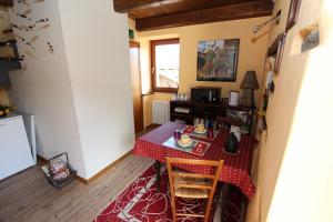 Habitación pequeña con mesa, mesa y sillas. en B&B Il Castello Lago Maggiore con TERRAZZA, en Cossogno