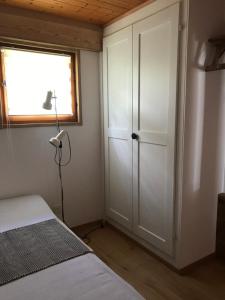 1 dormitorio con cama, ventana y puerta en Studio Clausen Kurt, en Ernen