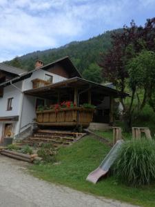 une maison avec un balcon fleuri dans l'établissement Fuchsbauernhof, à Palfau