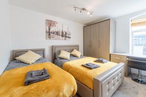 Llit o llits en una habitació de Luxury Central Newcastle Apartment 23