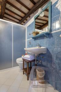 A bathroom at Camere Di Ulisse