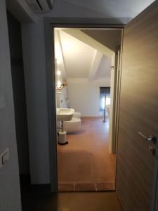 Habitación con baño con lavabo y aseo. en B&Big Prato, en Prato