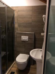 Bilik mandi di Hotel Golden