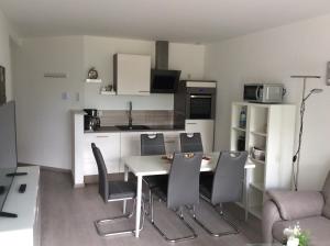 una cucina e un soggiorno con tavolo e sedie di Ferienwohnung Lahntal Limburg a Limburg an der Lahn