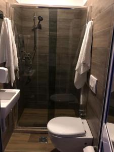 Bilik mandi di Hotel Golden