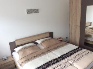 ein Bett mit zwei Kissen auf einem Zimmer in der Unterkunft Ferienwohnung Lahntal Limburg in Limburg an der Lahn