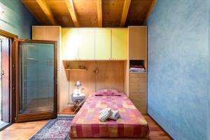a small bedroom with a bed and a shower at Sentirsi a Casa in Boario Terme +30 photos