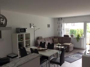 ein Wohnzimmer mit einem Sofa und einem Tisch in der Unterkunft Ferienwohnung Lahntal Limburg in Limburg an der Lahn