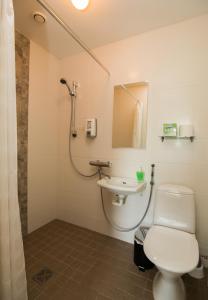 uma casa de banho com um chuveiro, um WC e um lavatório. em Villa Helleranta em Ulvila