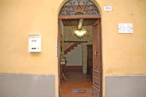 Fasadas ar įėjimas į apgyvendinimo įstaigą Casa Lapis