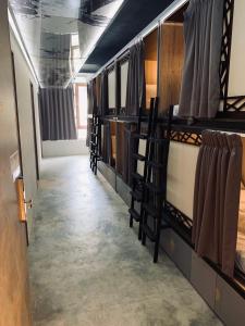 Dan Hostel丹居青旅 في تايبيه: صف من الأسرة بطابقين في غرفة النوم