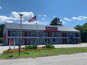 ein Gebäude mit amerikanischer Flagge davor in der Unterkunft Budget Inn Nassawadox in Nassawadox