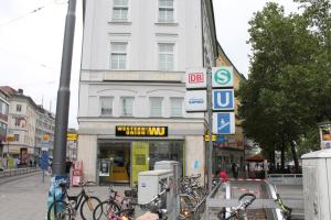 ein Gebäude mit Fahrrädern, die davor geparkt sind in der Unterkunft Pension Locarno in München