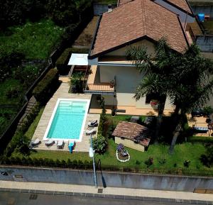 - une vue aérienne sur une maison avec une piscine dans l'établissement Casa vacanze ETNA COCUS, à Santa Venerina