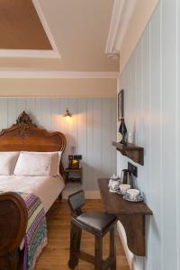 都柏林的住宿－McGettigan's Townhouse - Olives & Figs Bistro，一间卧室配有一张床和一张桌子及椅子