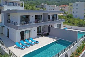 Bazén v ubytovaní Villa Zoran - Makarska alebo v jeho blízkosti