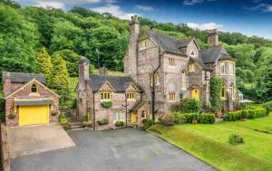 艾恩布里奇Coalbrookdale Villa的一座带车道的古老石屋