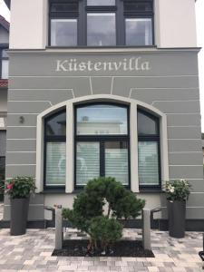 ein Gebäude mit einem Schild an der Seite in der Unterkunft Küstenwilla FeWo Usedom in Zinnowitz