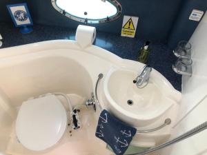 A bathroom at Y-Knot-Two Bedroom Luxury Motor Boat In Lymington