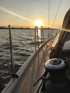 ein Boot im Wasser mit Sonnenuntergang in der Unterkunft Küstenwilla FeWo Usedom in Zinnowitz