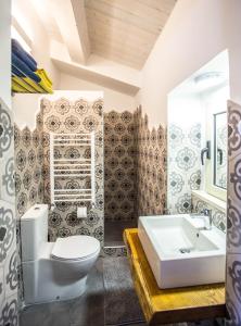 een badkamer met een wit toilet en een wastafel bij B&B La Mia Valigia in San Lucido