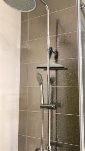 eine Dusche mit einer Glastür mit einem Duschkopf in der Unterkunft Apartament L'Alba 2 in Tossa de Mar