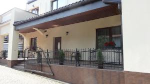 dom z ogrodzeniem i roślinami w obiekcie Villa Magnolia w Oświęcimiu