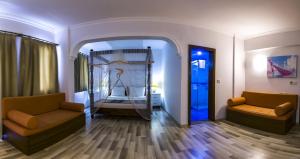 Postel nebo postele na pokoji v ubytování Karbel Hotel