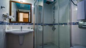 Koupelna v ubytování Karbel Hotel