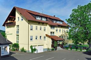 un grande edificio giallo con il tetto rosso di Hotel Tannenhof a Steinen