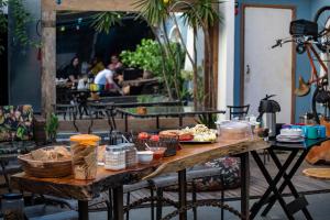 里约热内卢Aurora Hostel Rio的一张木桌,上面有食物