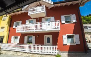 Casa roja con ventanas blancas y balcones en Rothaus, en Folgaria