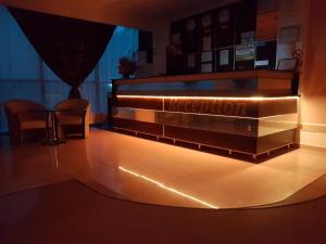 - un piano dans une pièce avec des lumières au sol dans l'établissement VILA ALESSIA, à Eforie Nord