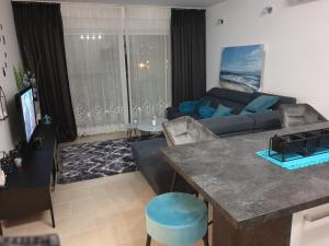 - un salon avec un canapé et une table dans l'établissement Lux & Relax Apartments Trogir, à Trogir