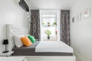 una camera da letto con un letto con cuscini arancioni e verdi di Studio apartment Petra a Spalato (Split)