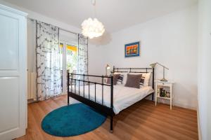 sypialnia z łóżkiem i niebieskim dywanem w obiekcie Apartment 1001 Nights w mieście Zadar