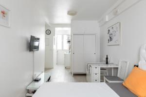 Camera bianca con letto e tavolo di Studio apartment Petra a Spalato (Split)