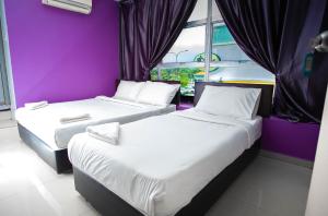 Postel nebo postele na pokoji v ubytování SMART HOTEL SEKSYEN 15 SHAH ALAM