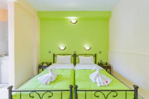 Ένα ή περισσότερα κρεβάτια σε δωμάτιο στο Εvelin Hotel