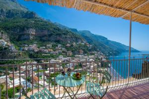 een balkon met uitzicht op de kust van Amalfi bij Villa Eos in Positano