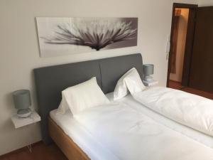 Säng eller sängar i ett rum på Rettensteinerhof Wirtshaus