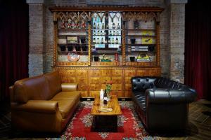 A seating area at Generator Venice