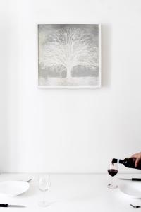 una mesa con copas de vino y una foto de un árbol en Domus Termini, en Roma