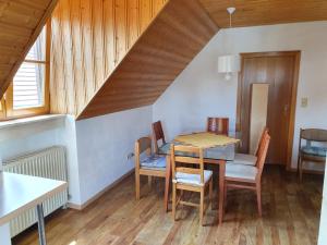 Villa Blue في نوردلينغن: غرفة طعام مع طاولة وكراسي