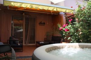 een hot tub midden op een patio met bloemen bij Apartment White Sail in Split