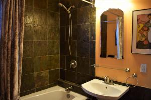 חדר רחצה ב-Private Rooms, Shared Bath in a Private Home Minutes From Logan Airport