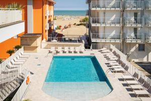 Hotel Garni' Serena في كاورلي: اطلالة علوية على مسبح على مبنى