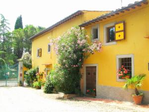 a yellow building with flowers on the side of it at Agriturismo Martignana Alta in Empoli