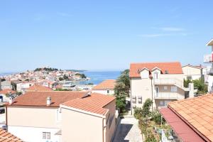 - une vue sur la ville avec ses maisons et l'océan dans l'établissement Apartments Pasko, à Primošten